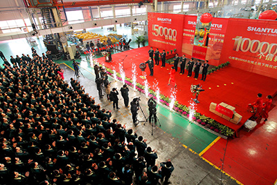 推土機(jī)事業(yè)部總裝工廠隆重舉行推土機(jī)第50000臺下線慶典儀式。這一激動人心的歷史時刻標(biāo)志著50000臺不僅僅是一個數(shù)量的積累，更是山推管理水平、生產(chǎn)規(guī)模、制造技術(shù)、研發(fā)能力、銷售能力等綜合能力的體現(xiàn)，標(biāo)志著山推推土機(jī)產(chǎn)業(yè)整體實(shí)力進(jìn)一步增強(qiáng)，是從量變到質(zhì)變的飛躍。
