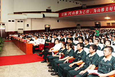 作為推動企業(yè)加快發(fā)展三大平臺之一的人力資源管理提升工作，將是當(dāng)前和今后一段時期山推股份人力資源管理的首要任務(wù)。