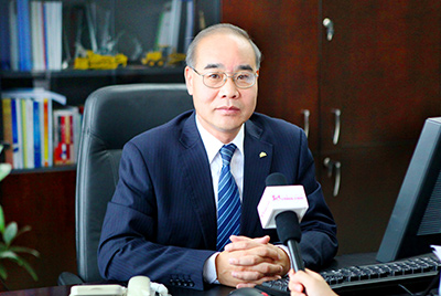 張秀文董事長在接受中國山東網(wǎng)專題采訪時，就公司踐行“厚道魯商”倡樹行動進(jìn)行回答，介紹了山推把“仁義、誠信、厚道”的文化精髓融入到生產(chǎn)經(jīng)營的全過程的典型做法和“誠敬做產(chǎn)品，誠信做企業(yè)”的經(jīng)營理念，在工程機(jī)械行業(yè)樹立起了“厚德堅(jiān)韌”的山東國企形象