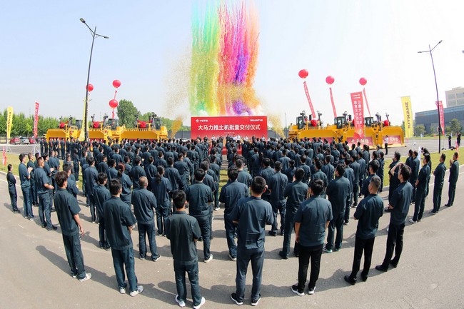 5月17日，山推向中煤平朔集團(tuán)一次性交付六臺中國最大馬力推土機(jī)。